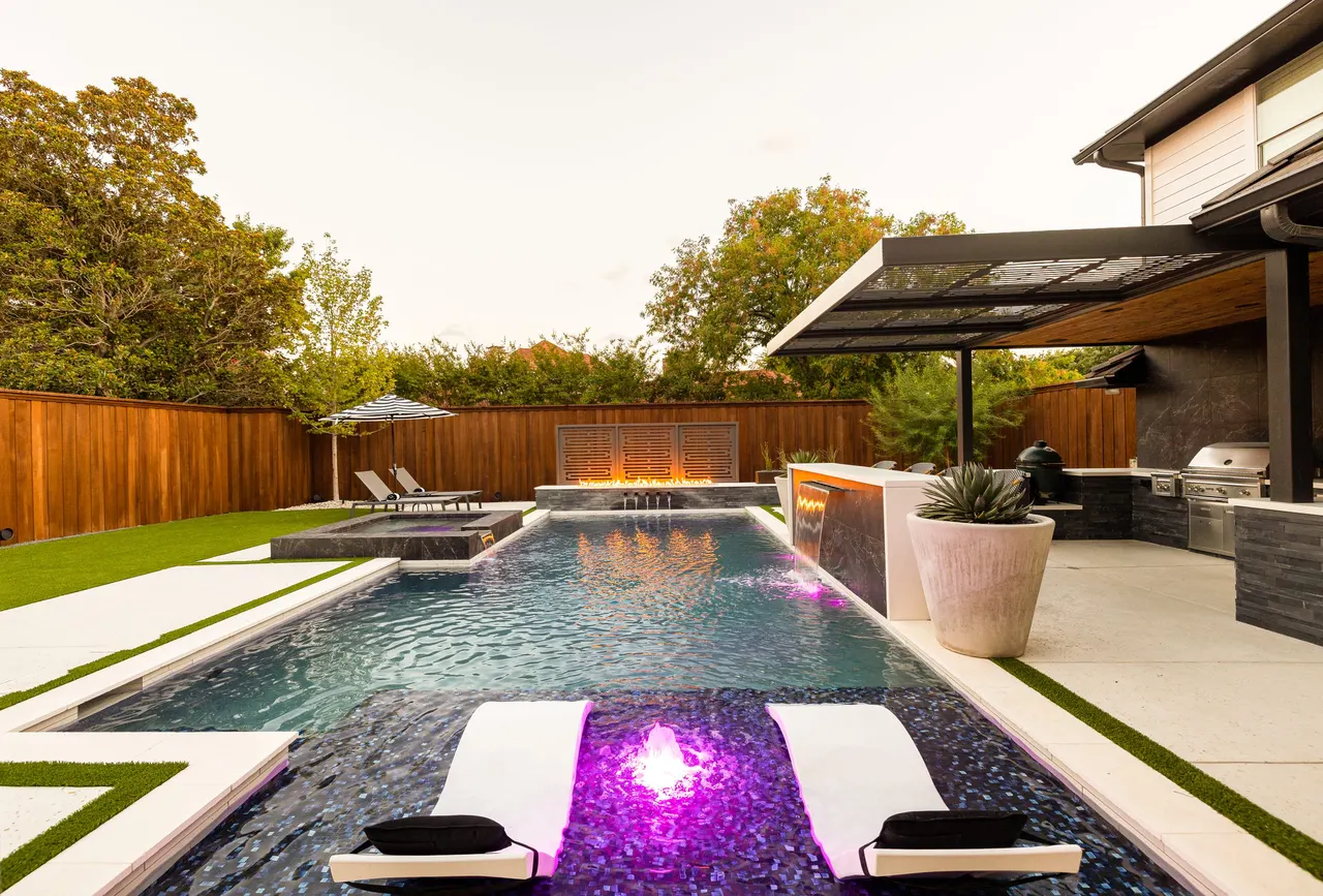 De Grey Lane — custom pool in Plano, TX by Verde Outdoors (photo 4)