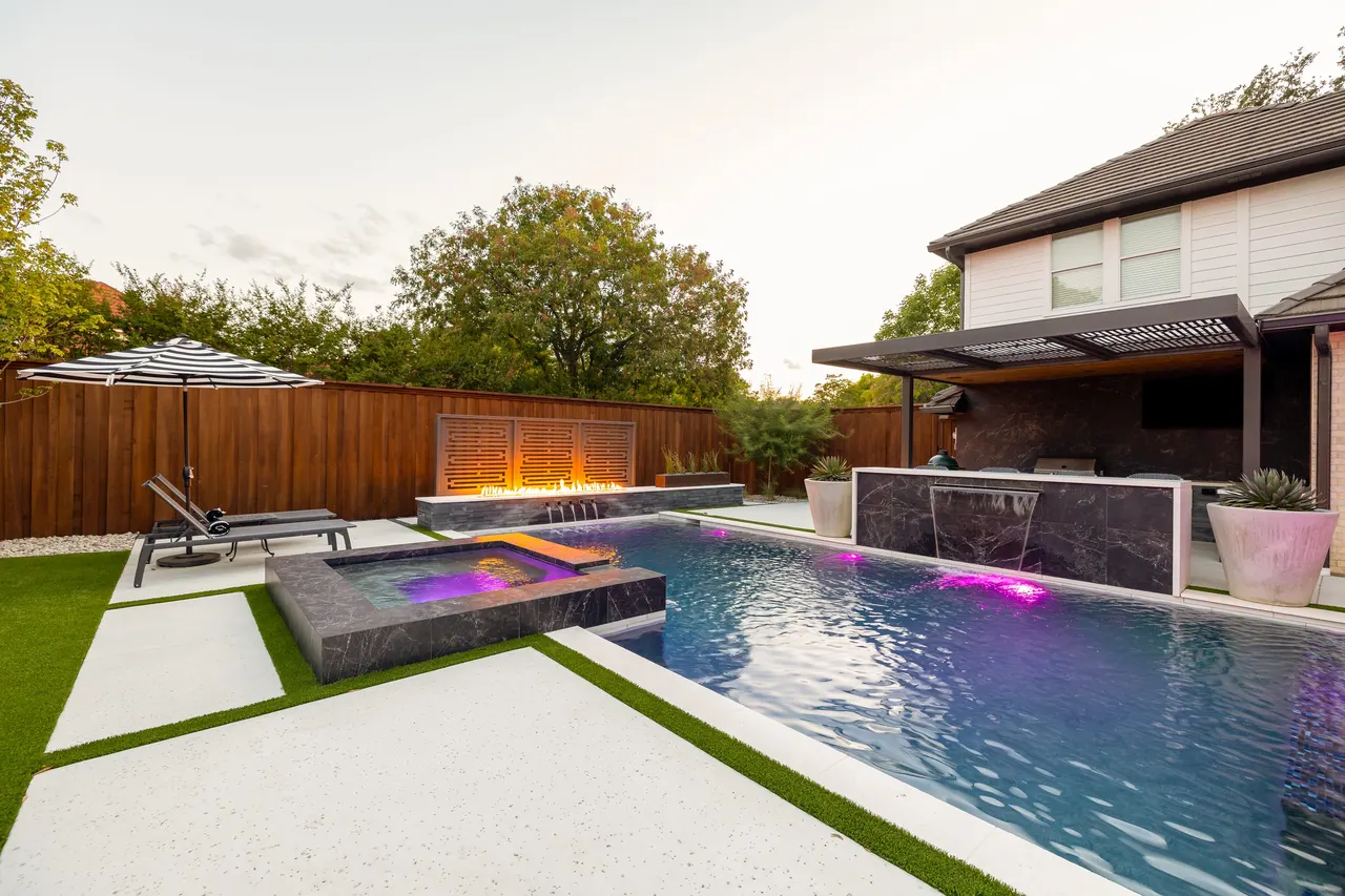De Grey Lane — custom pool in Plano, TX by Verde Outdoors (photo 5)