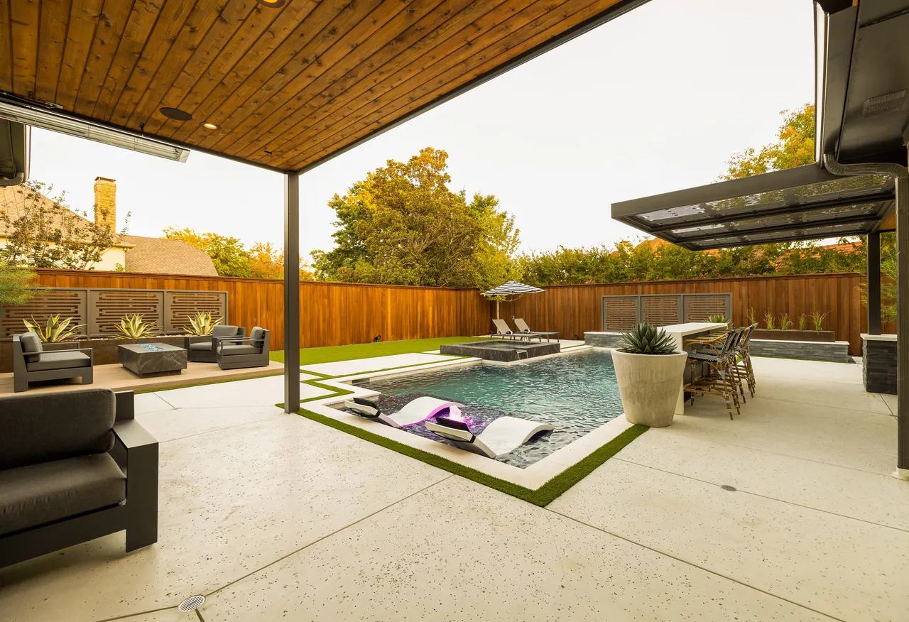 De Grey Lane — custom pool in Plano, TX by Verde Outdoors (photo 9)