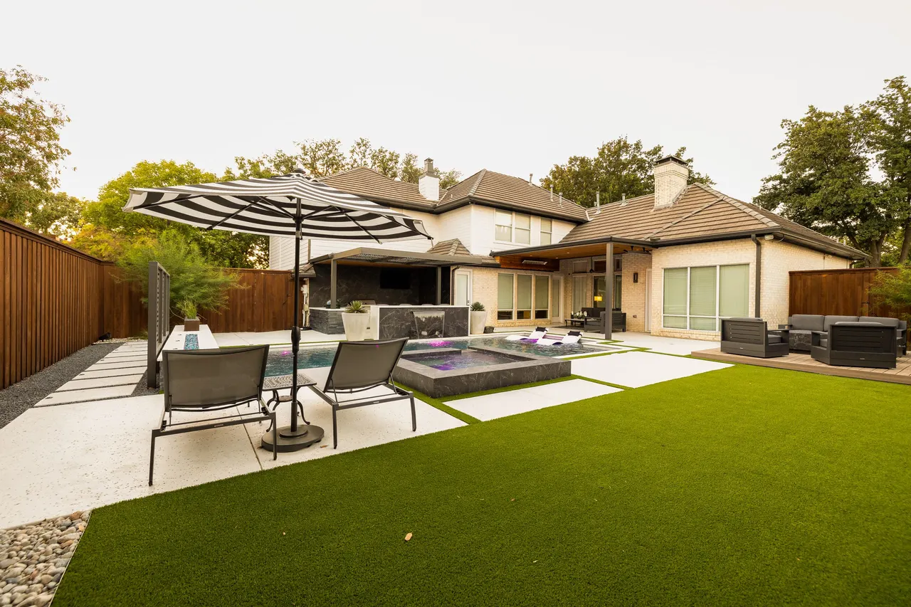 De Grey Lane — custom pool in Plano, TX by Verde Outdoors (photo 10)