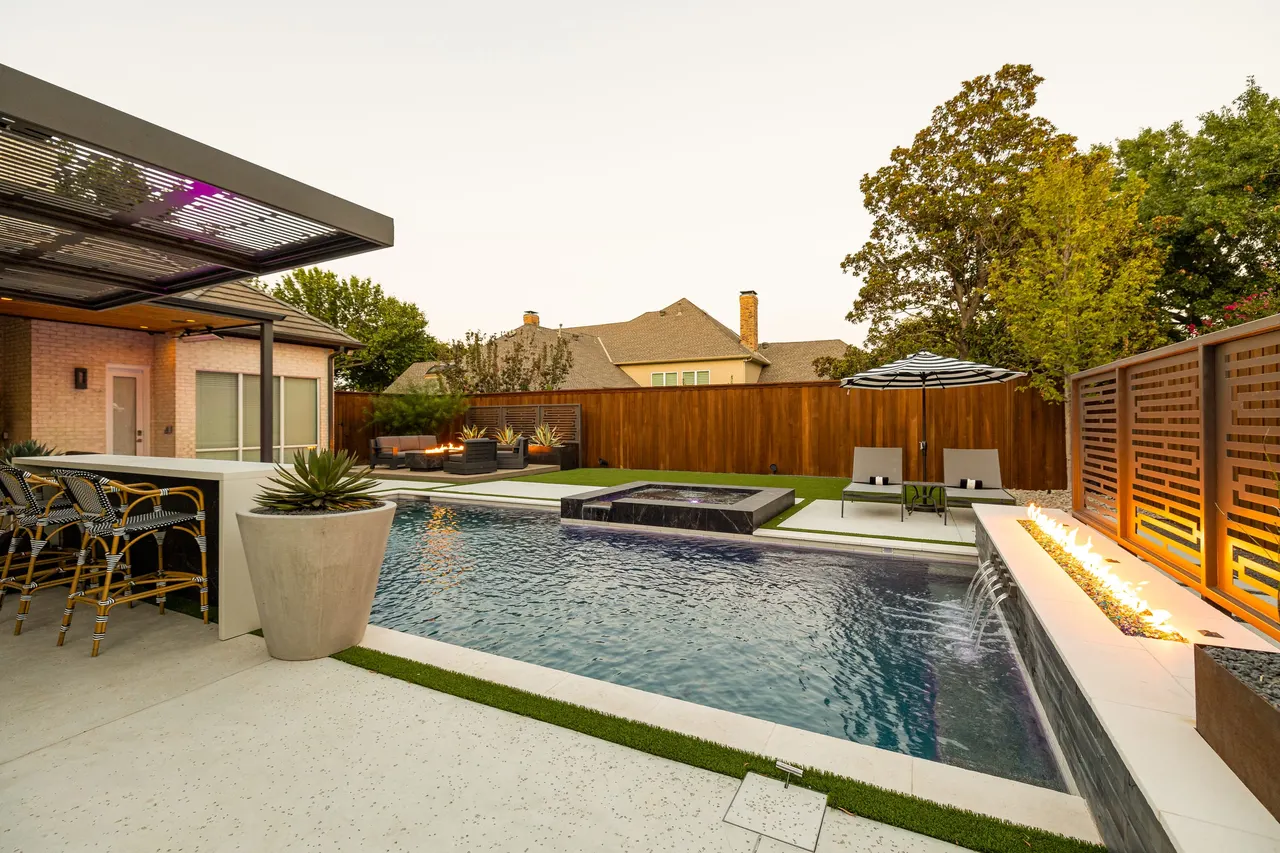 De Grey Lane — custom pool in Plano, TX by Verde Outdoors (photo 11)
