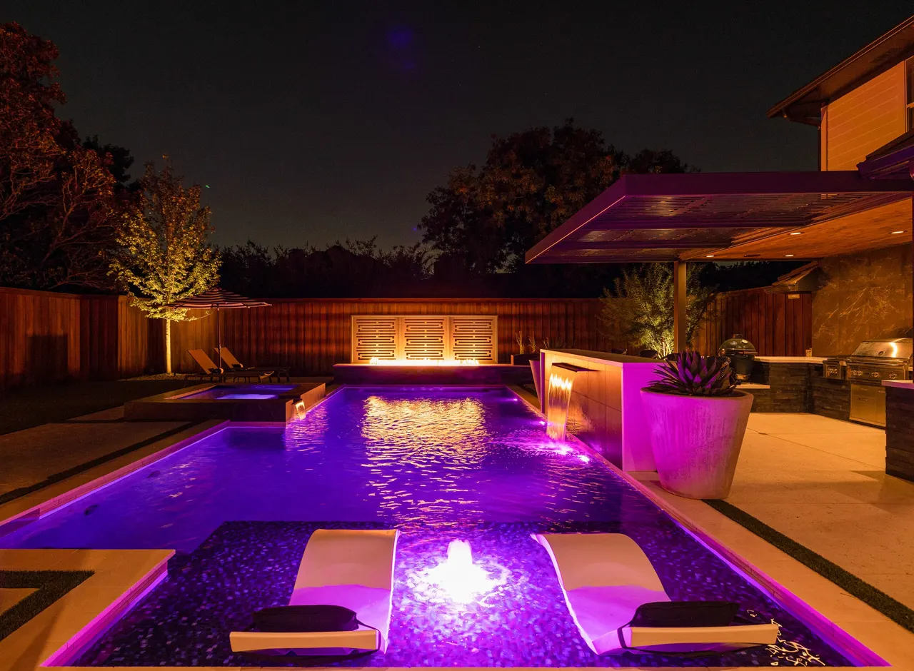 De Grey Lane — custom pool in Plano, TX by Verde Outdoors (photo 13)