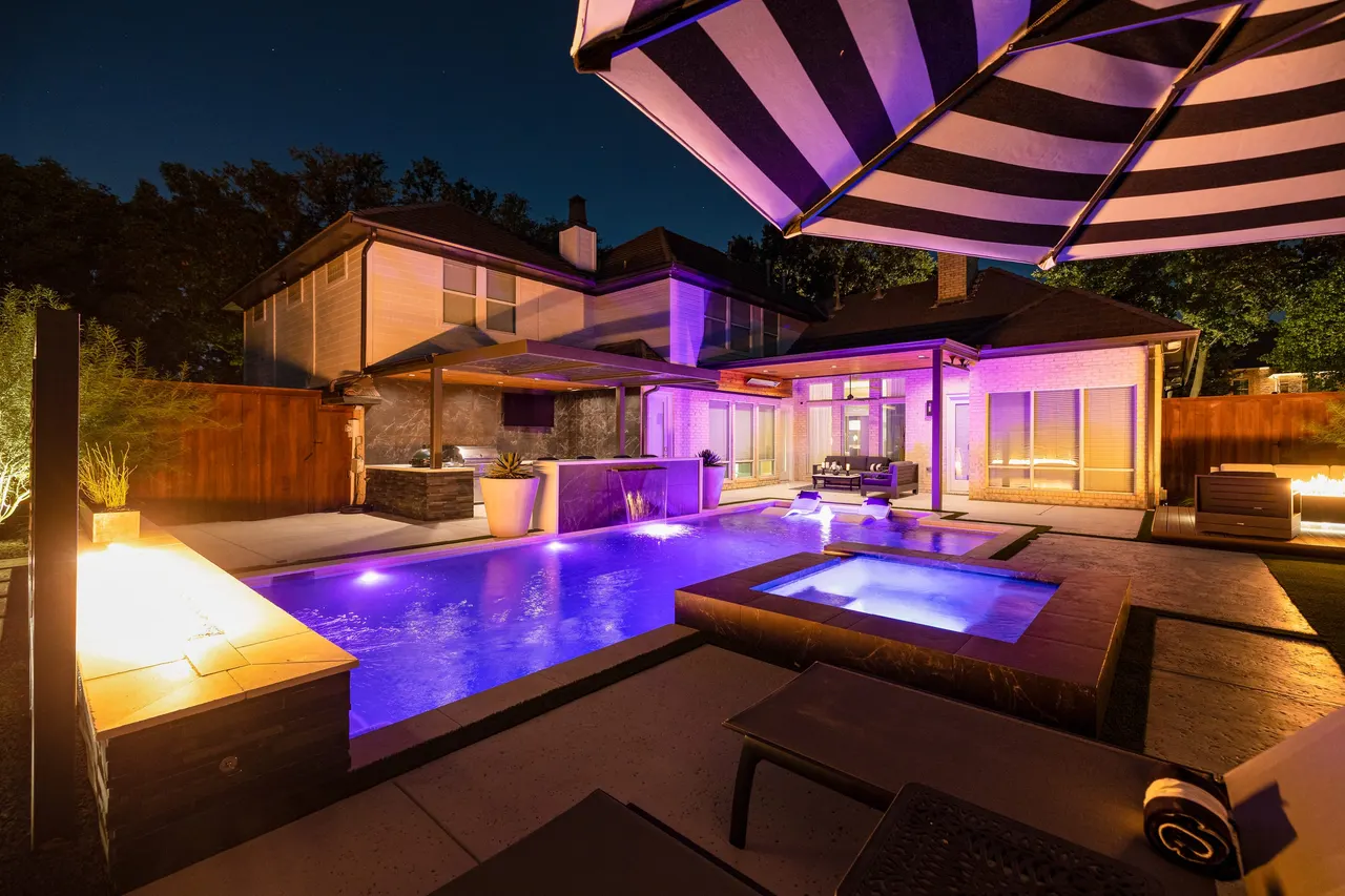 De Grey Lane — custom pool in Plano, TX by Verde Outdoors (photo 15)