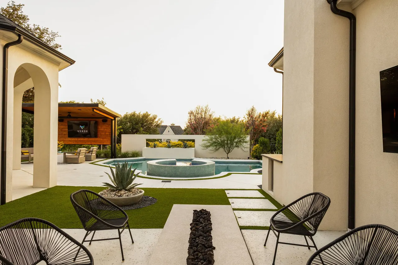 Jordan Way — custom pool in Frisco, TX by Verde Outdoors (photo 2)