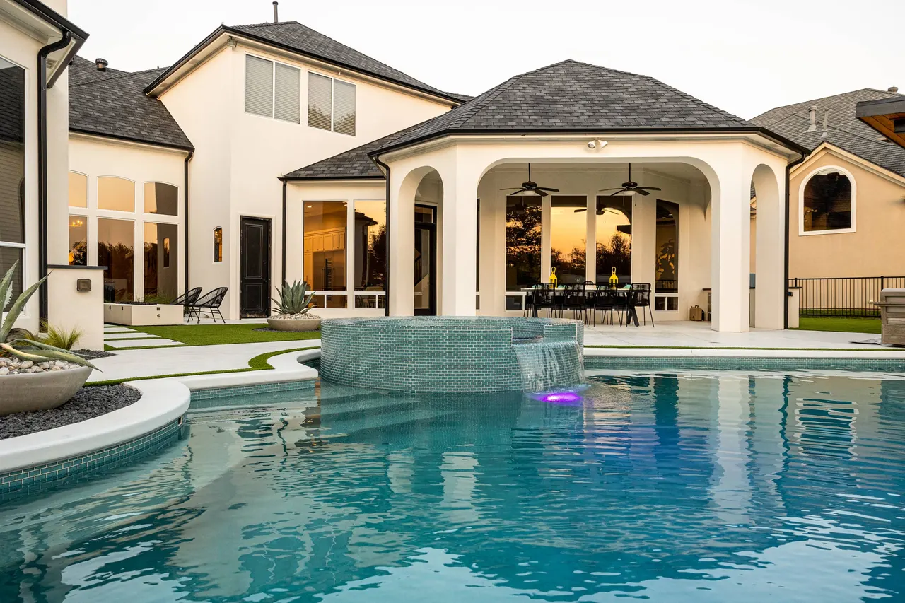 Jordan Way — custom pool in Frisco, TX by Verde Outdoors (photo 6)