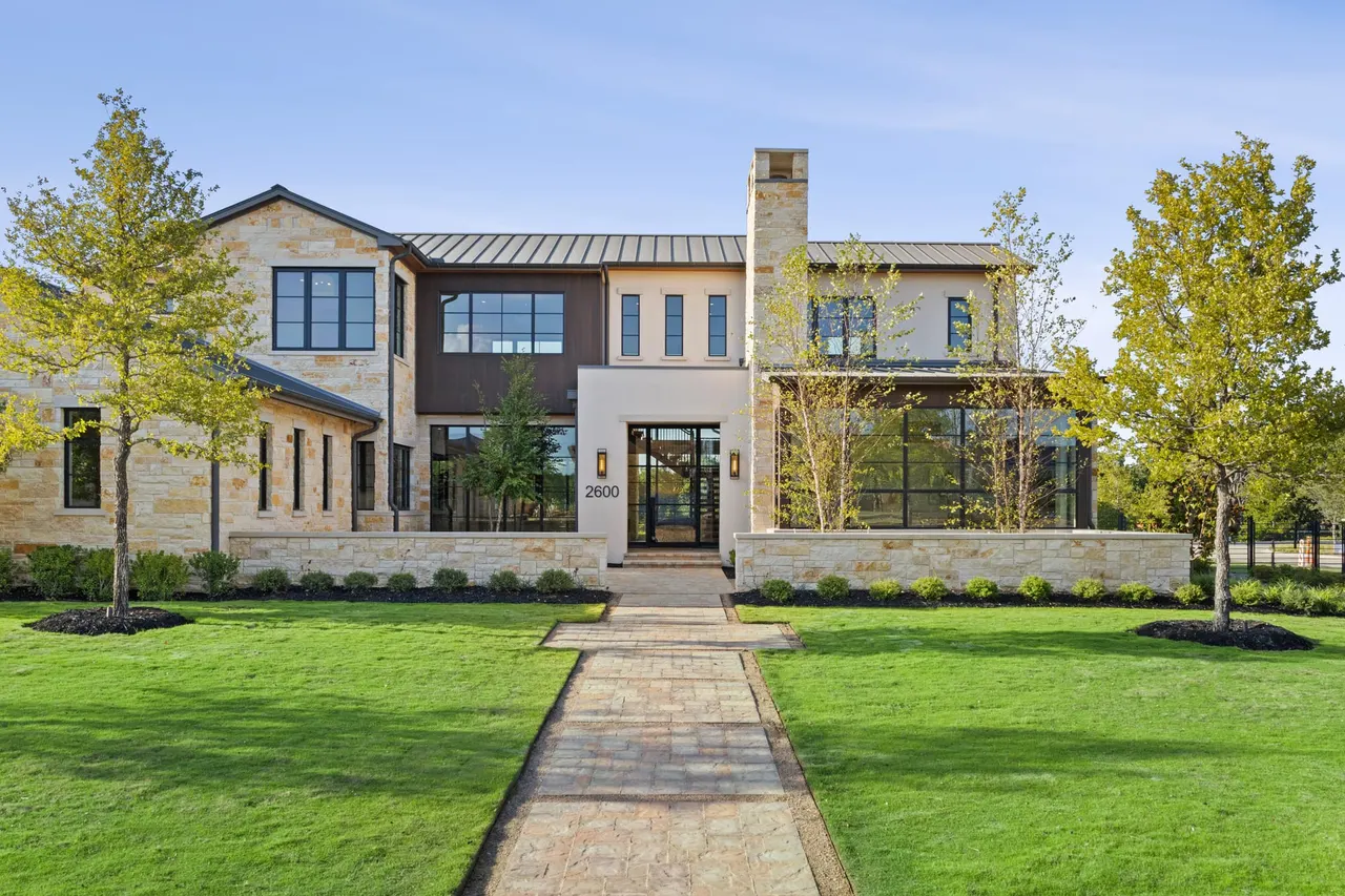 Magnolia — custom pool in Westlake, TX by Verde Outdoors (photo 2)