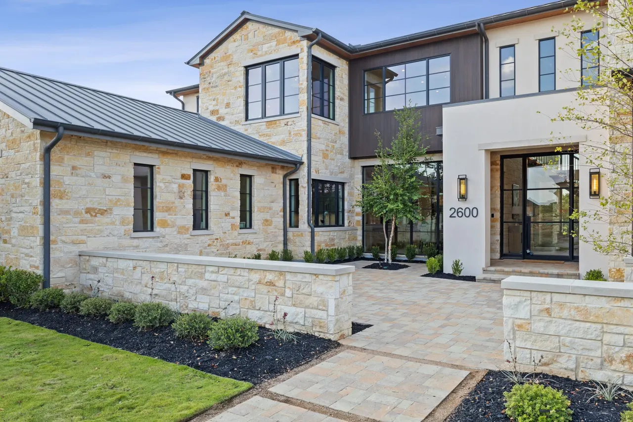 Magnolia — custom pool in Westlake, TX by Verde Outdoors (photo 3)
