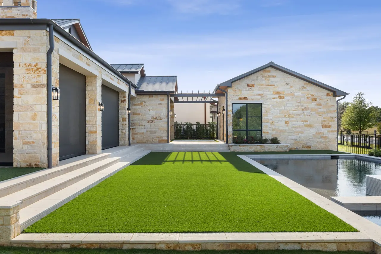 Magnolia — custom pool in Westlake, TX by Verde Outdoors (photo 13)