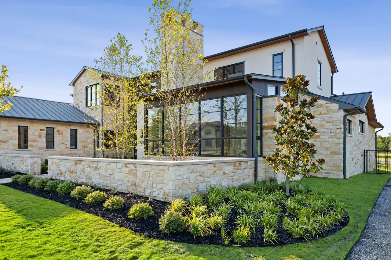 Magnolia — custom pool in Westlake, TX by Verde Outdoors (photo 15)