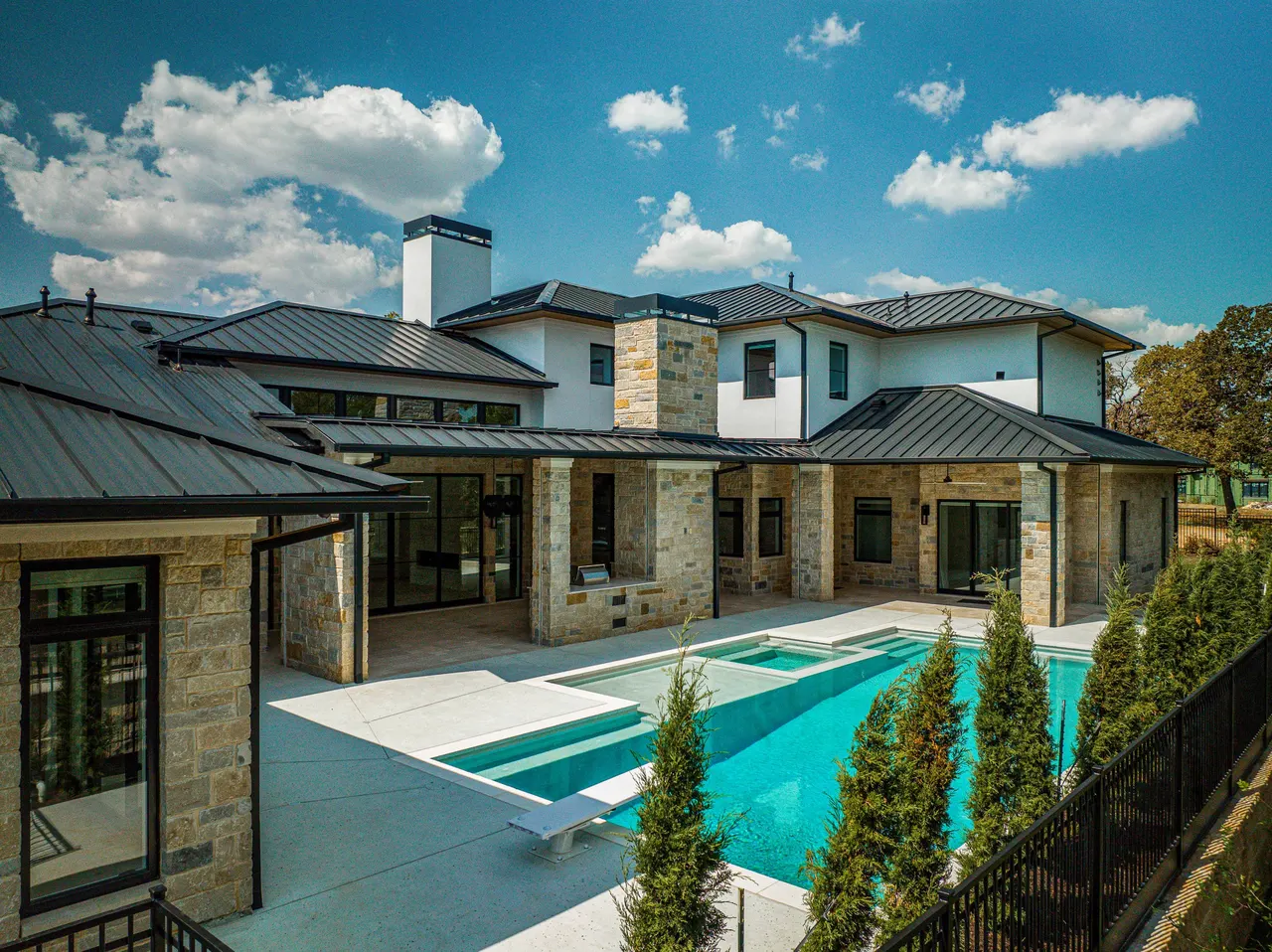 Oak Alley — Stonehaven — custom pool in Colleyville, TX by Verde Outdoors (photo 2)