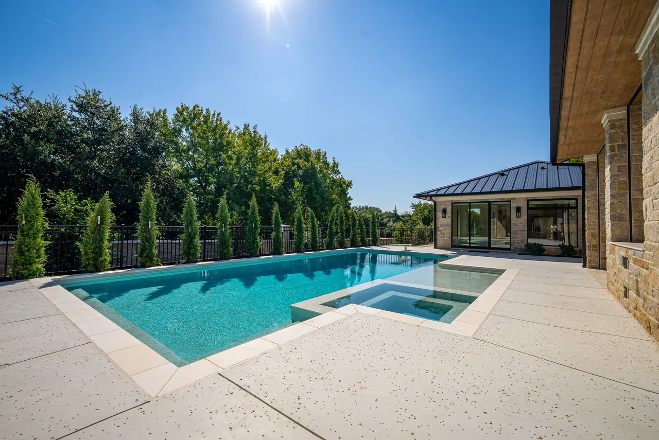 Oak Alley — Stonehaven — custom pool in Colleyville, TX by Verde Outdoors (photo 3)