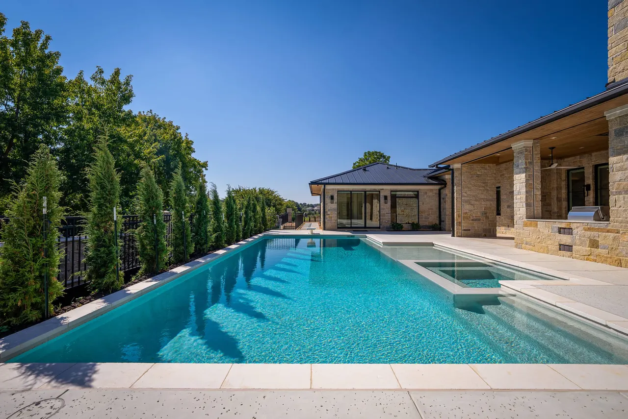 Oak Alley — Stonehaven — custom pool in Colleyville, TX by Verde Outdoors (photo 4)