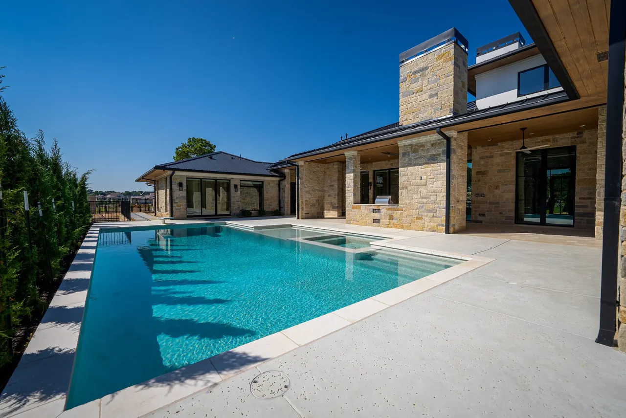 Oak Alley — Stonehaven — custom pool in Colleyville, TX by Verde Outdoors (photo 5)