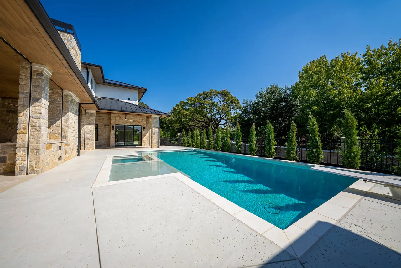 Oak Alley — Stonehaven — custom pool in Colleyville, TX by Verde Outdoors (photo 6)