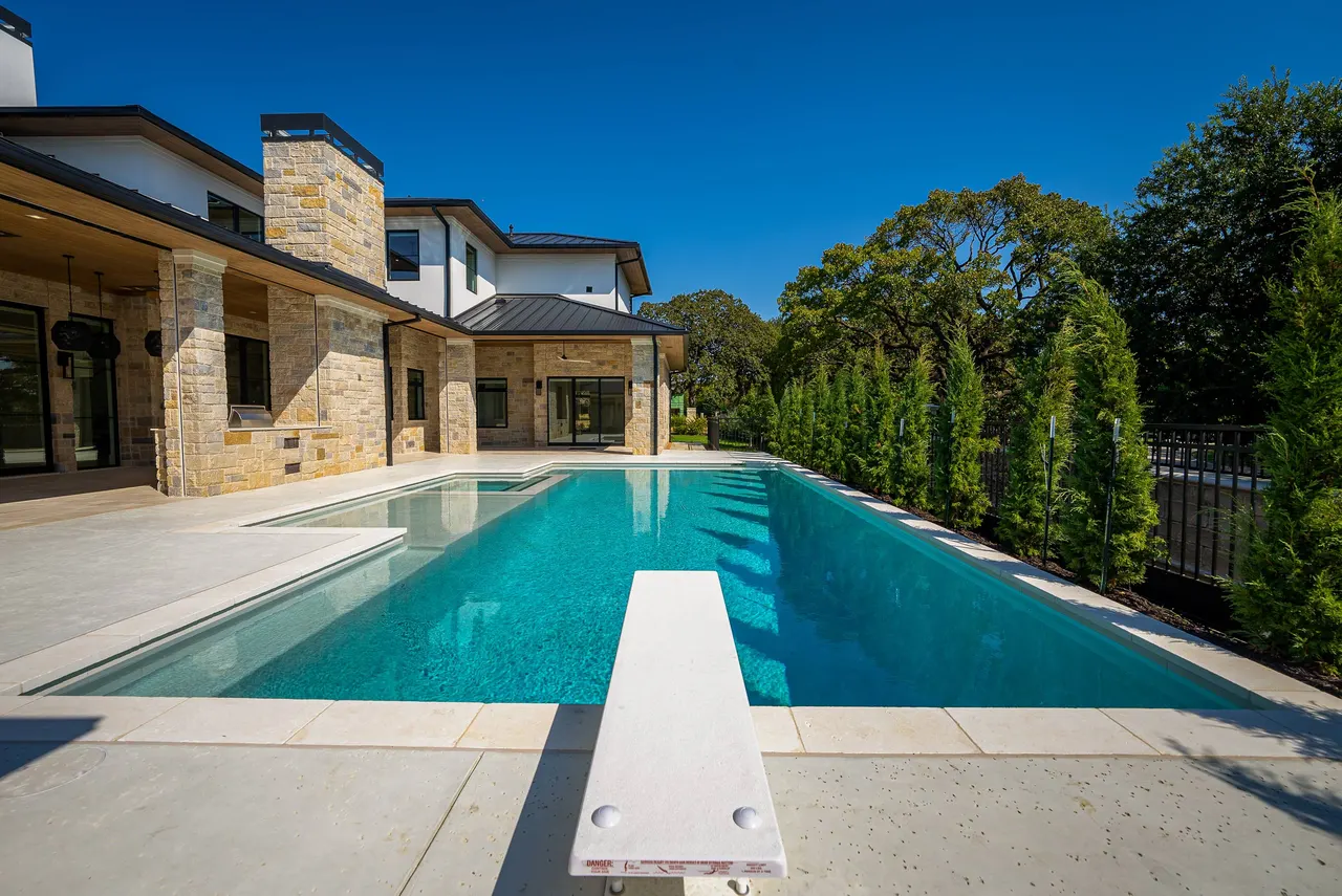 Oak Alley — Stonehaven — custom pool in Colleyville, TX by Verde Outdoors (photo 7)