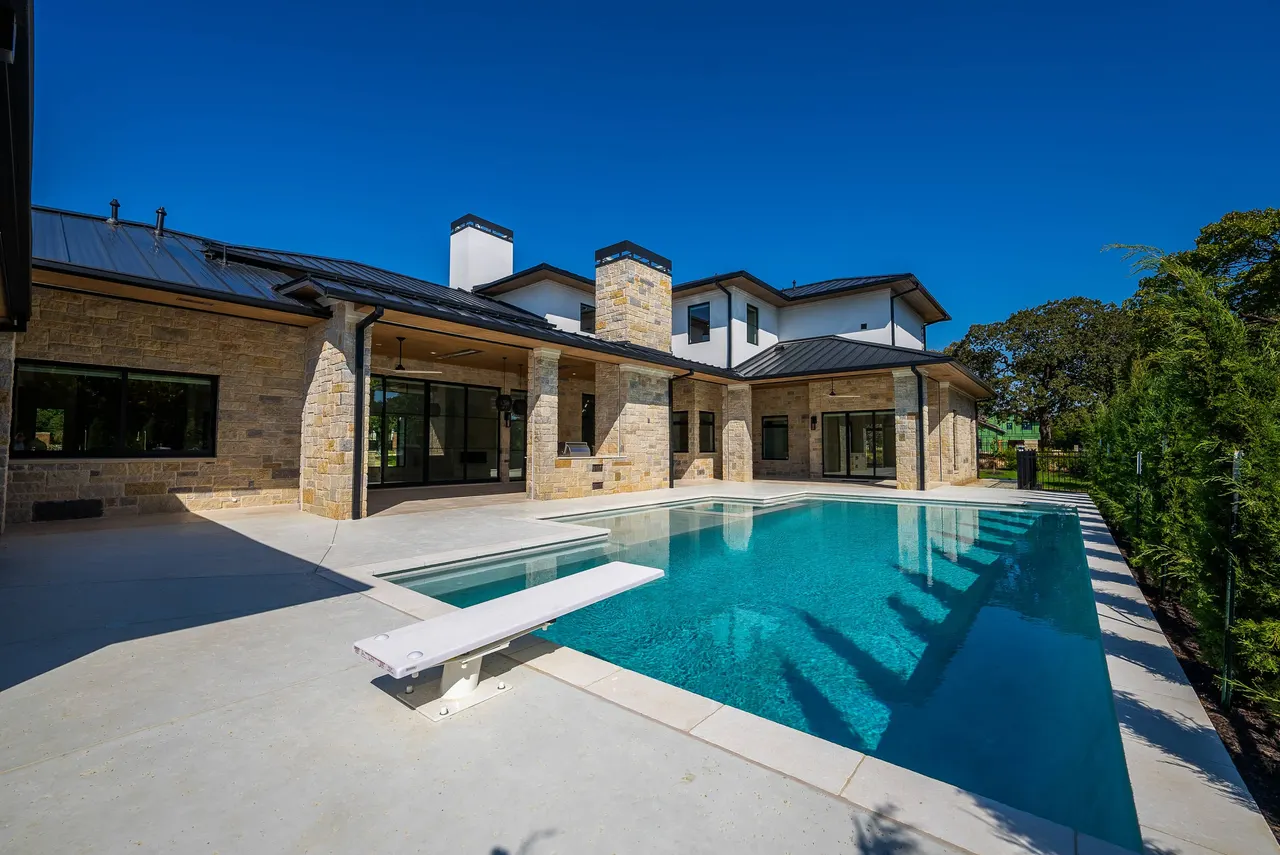 Oak Alley — Stonehaven — custom pool in Colleyville, TX by Verde Outdoors (photo 8)
