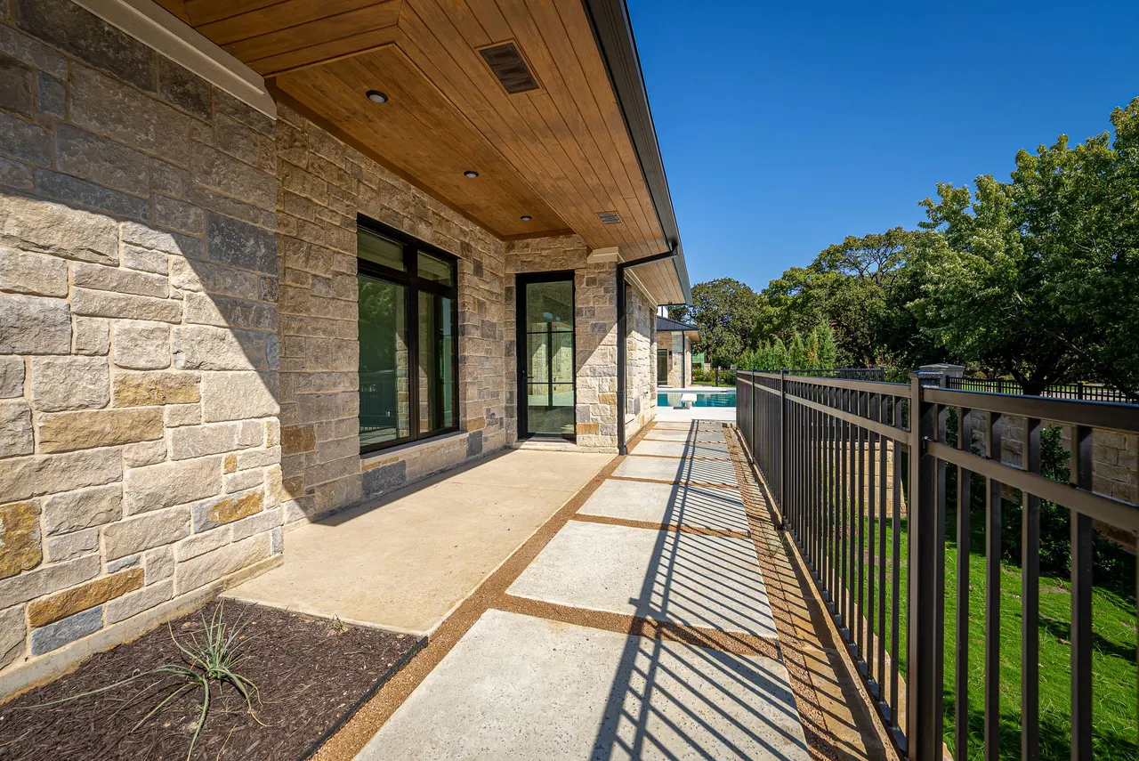Oak Alley — Stonehaven — custom pool in Colleyville, TX by Verde Outdoors (photo 9)