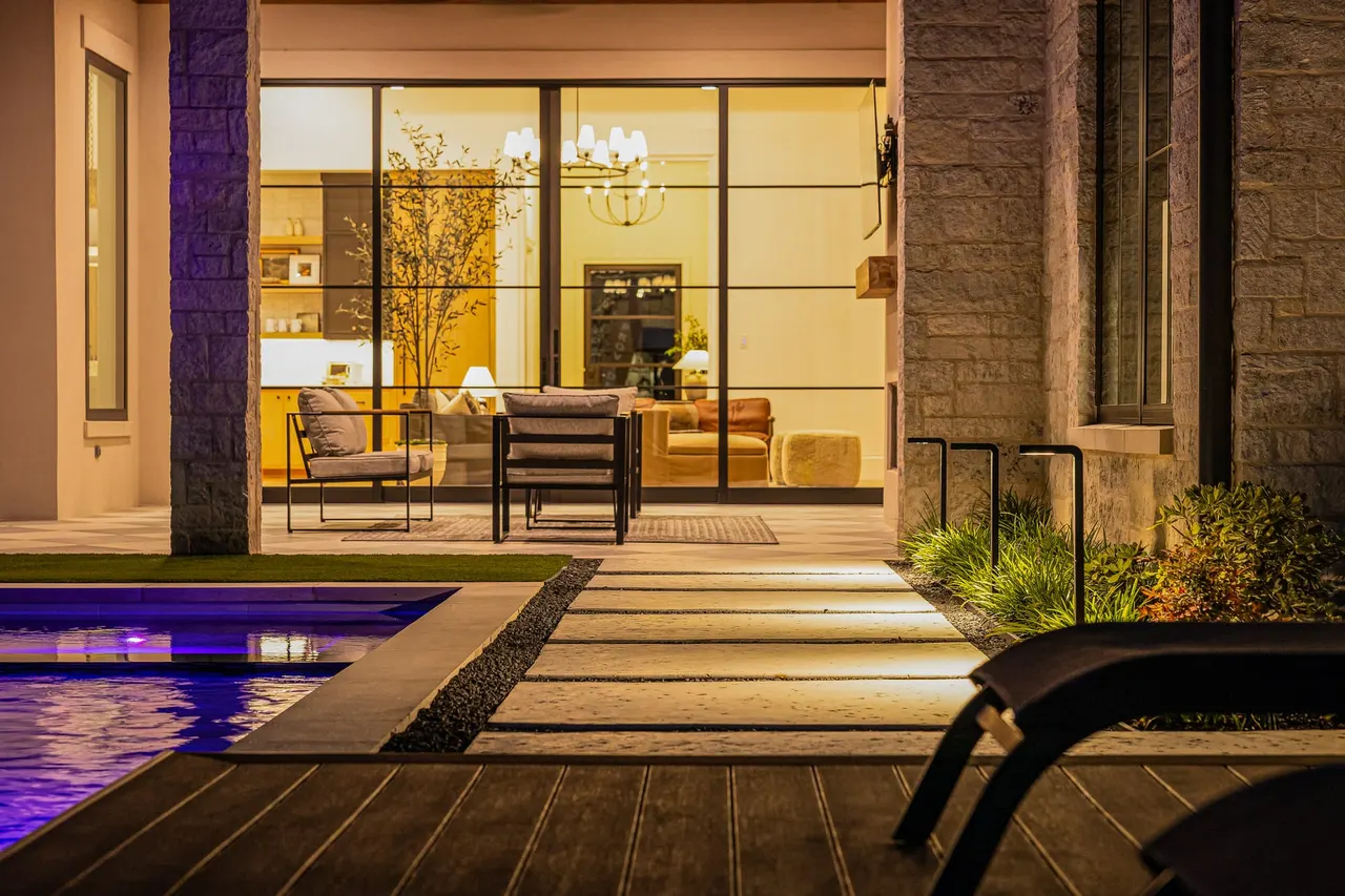 Oakbrook Hills Model — custom pool in Keller, TX by Verde Outdoors (photo 10)