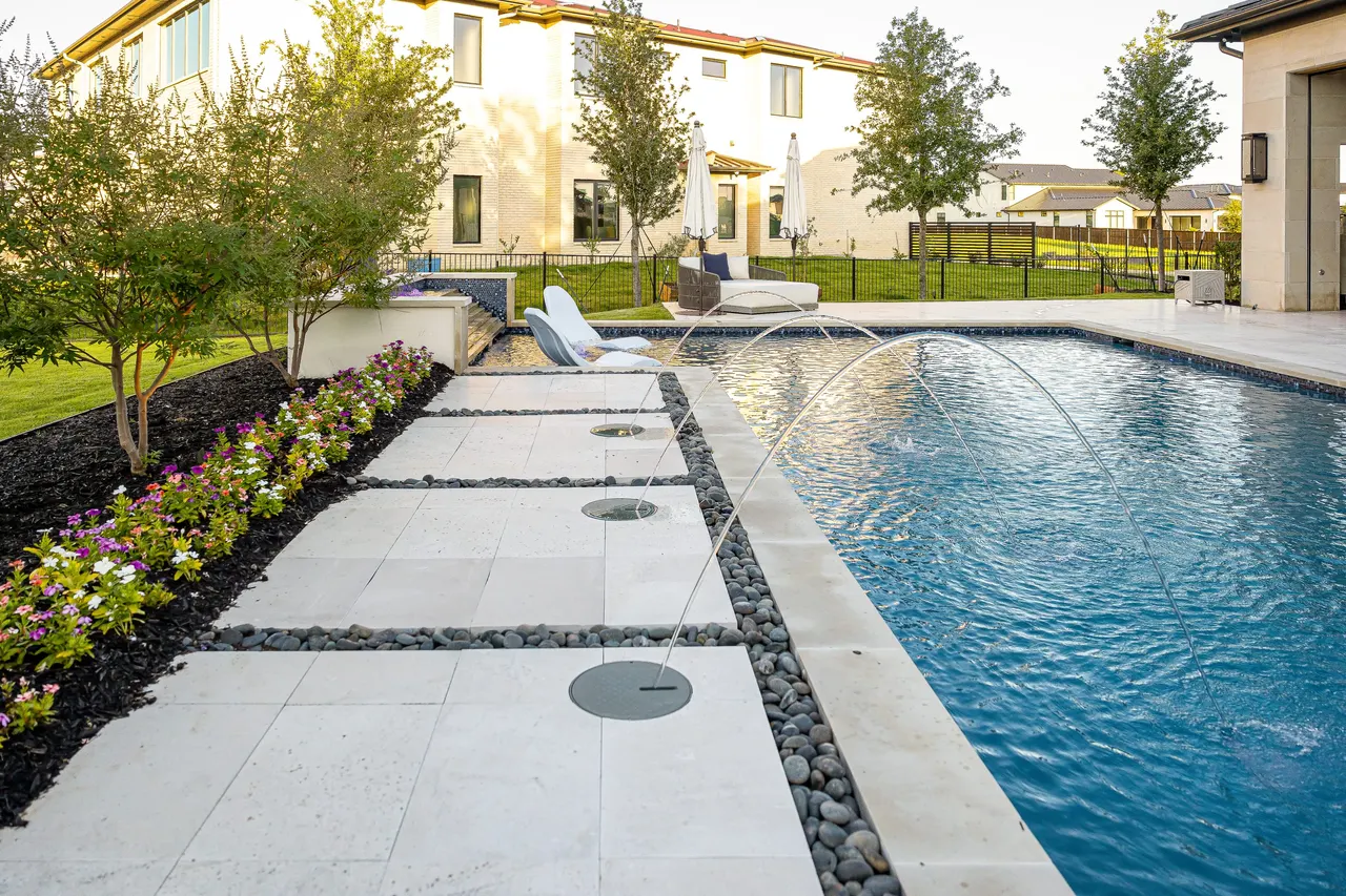 Park Vista — custom pool in Southlake, TX by Verde Outdoors (photo 9)