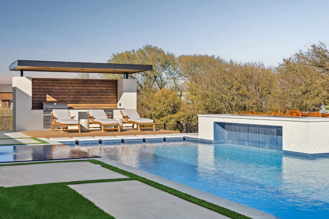 Ridgetop — custom pool in Roanoke, TX by Verde Outdoors (photo 9)